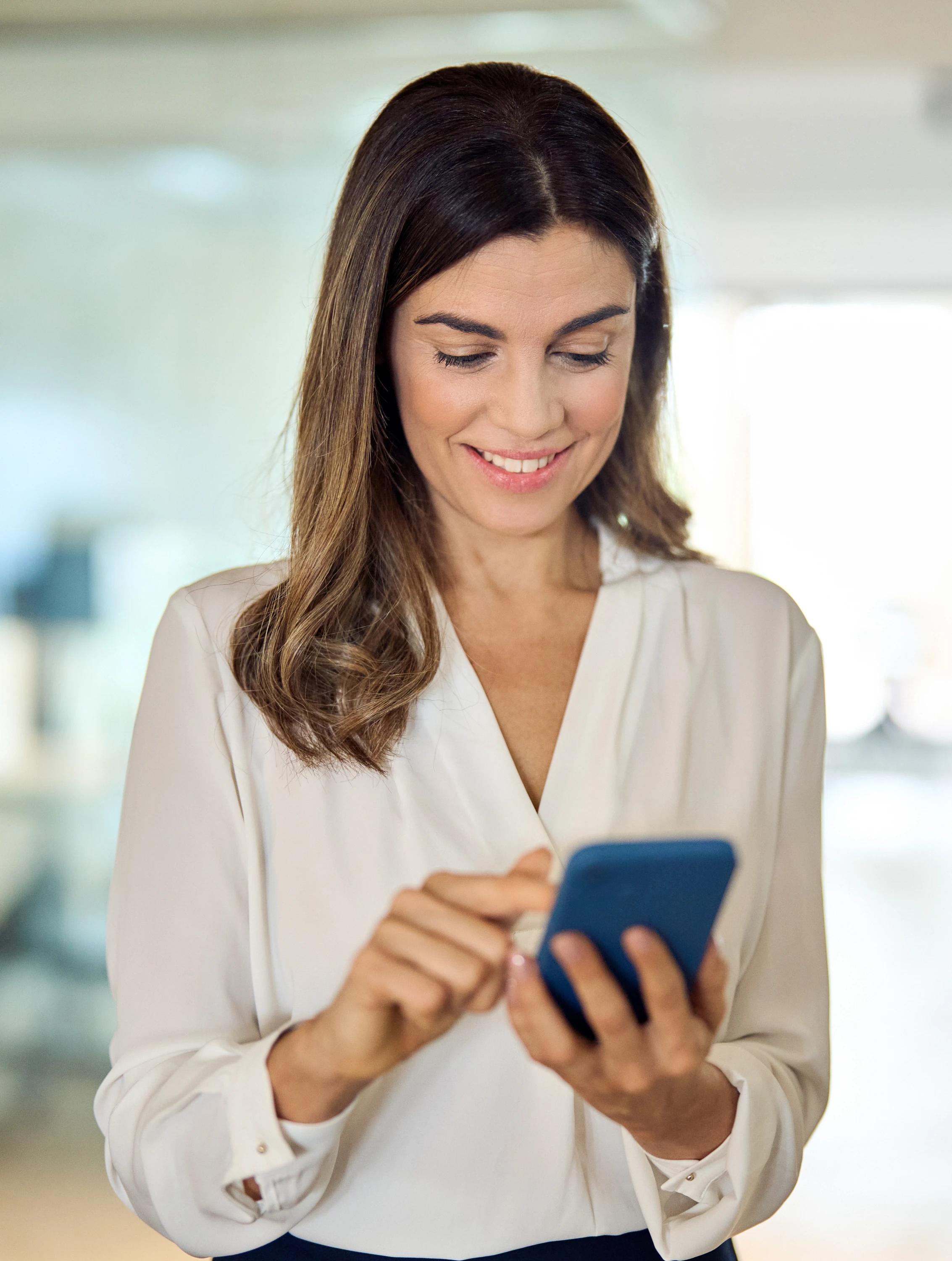 Uma mulher com fone de ouvido escrevendo na agenda em um escritório